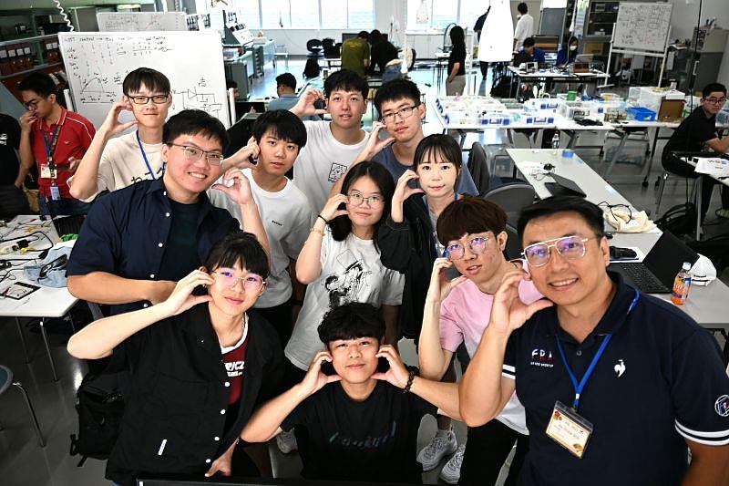 南臺科大由電機工程系施嘉興助理教授帶隊,攜手電機、電子與資工系共10名學生赴日參與iPBL國際共學計畫。